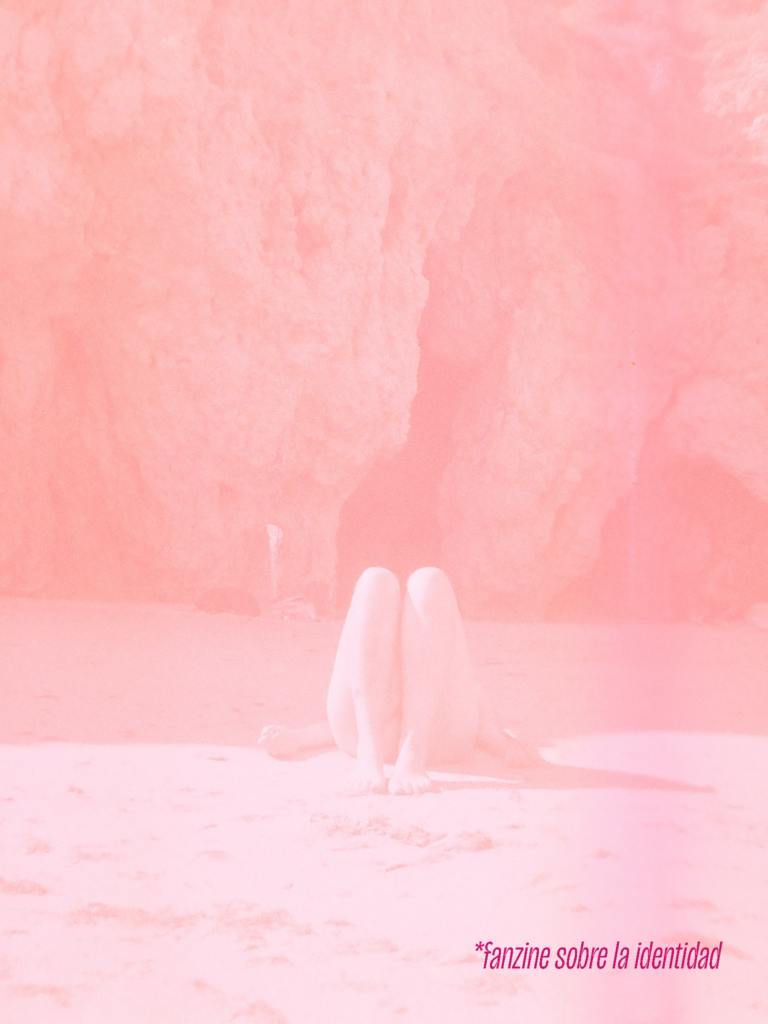 Fotografía analógica en tonos rosados de un torso desnudo